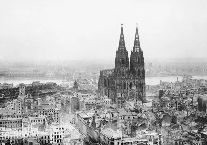 WWII bomb forces evacuation, travel disruption in Cologne Central cologne evacuated after discovery wartime bombs