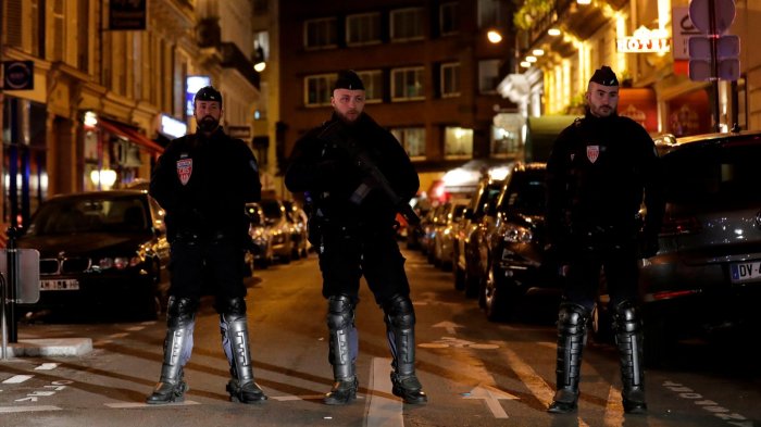 Paris, France. 3rd Feb, 2017. Military agressed at Le Louvre in Paris ... Sublime sinner marches paris with drubbing rublev