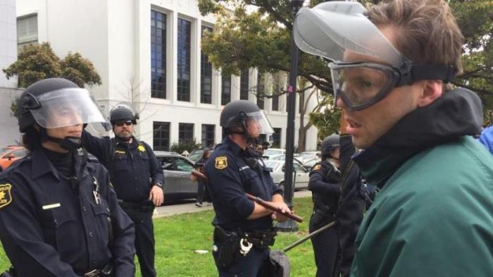 Violent anti-Trump protesters clash with cops | Daily Mail Online Los angeles progressive beacon center anti trump backlash