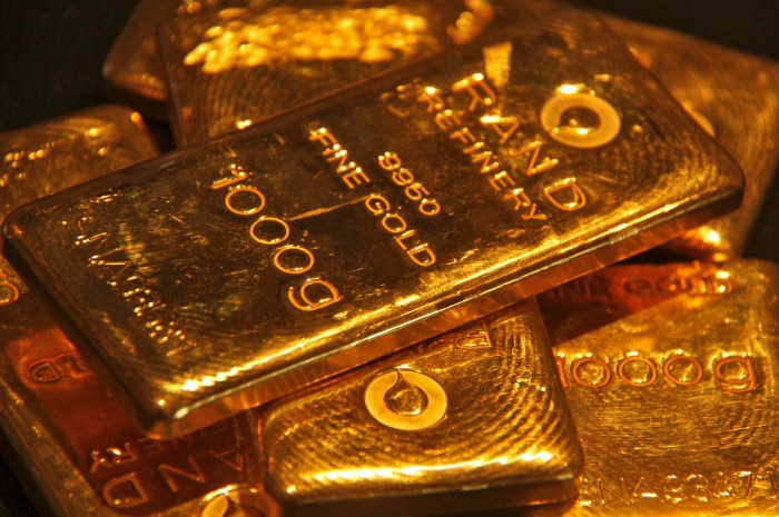 Gold sits above ,000 on track for best year since 2020 | Reuters Gold rises amid us china trade uncertainty softer dollar