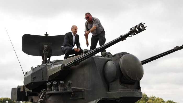 Germany to Send Heavy Weapons to Ukraine Following Allied Pressure - WSJ German defence minister visits ukraine talks weapons support