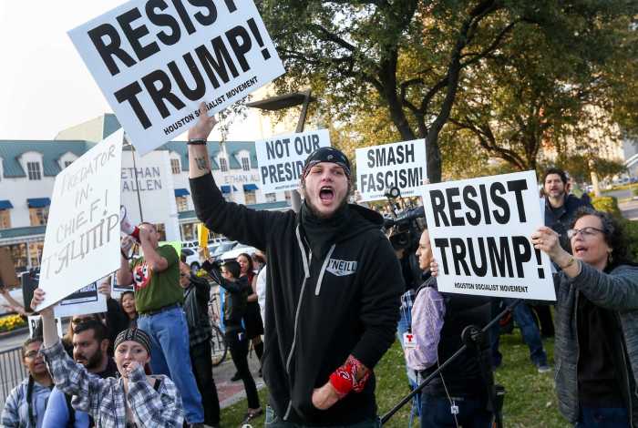 Confusion reigns at U.S. airports as protests of Trump executive order ... Trump marines la immigration protests