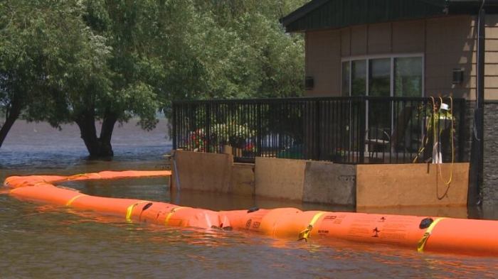 Deep freeze sweeps across southern Manitoba | CBC News Northern manitoba evacuees stream south escape raging wildfires