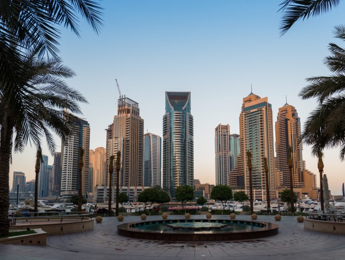 Dubais stock index snaps five day winning streak fitch flags property woes