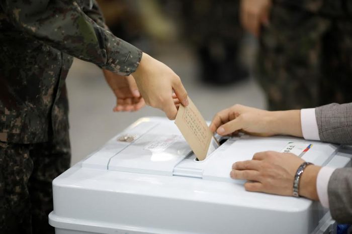 South Korean presidential election: Early voting begins in 3,500 ... South koreans turn out record numbers early voting presidential election