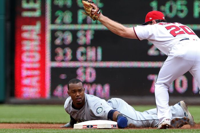 Nationals ring up 7 10th blast mariners