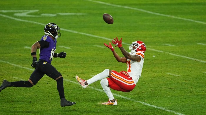 Chiefs down highlanders secure super rugby top spot