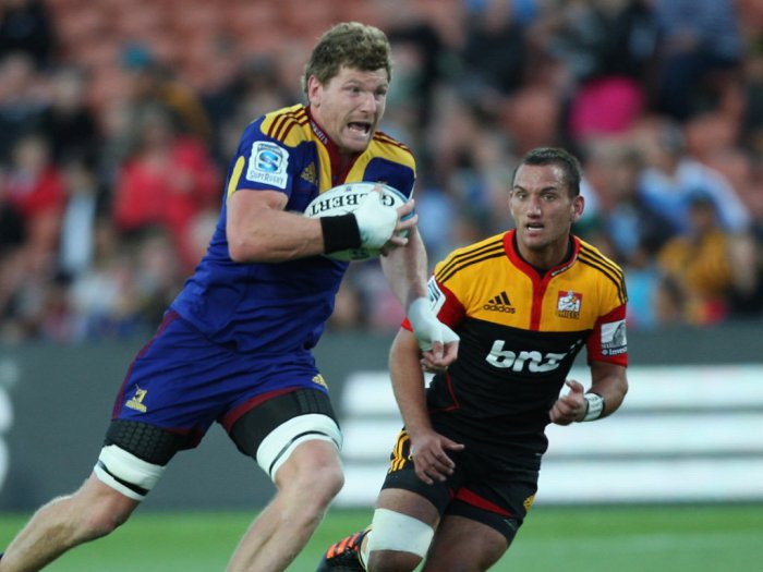 Chiefs down highlanders secure super rugby top spot