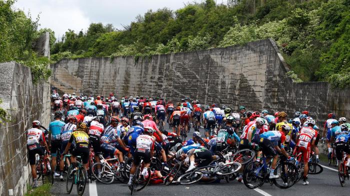 Primoz Roglic crashes in huge pile-up on Stage 6 - Giro d'Italia 2019 ... Roglic abandons giro ditalia martinelli crashes