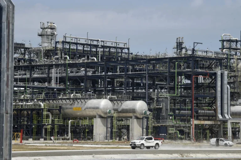 Dangote Refinery Reverts to Naira Pricing for Petrol Amidst Economic Flux